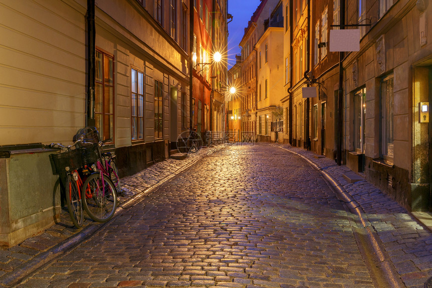 瑞典斯德哥尔摩晚上的老街图片