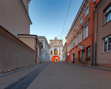 古老的中世纪城门在黎明维尔纽斯拉脱亚旧的城门在黎明图片