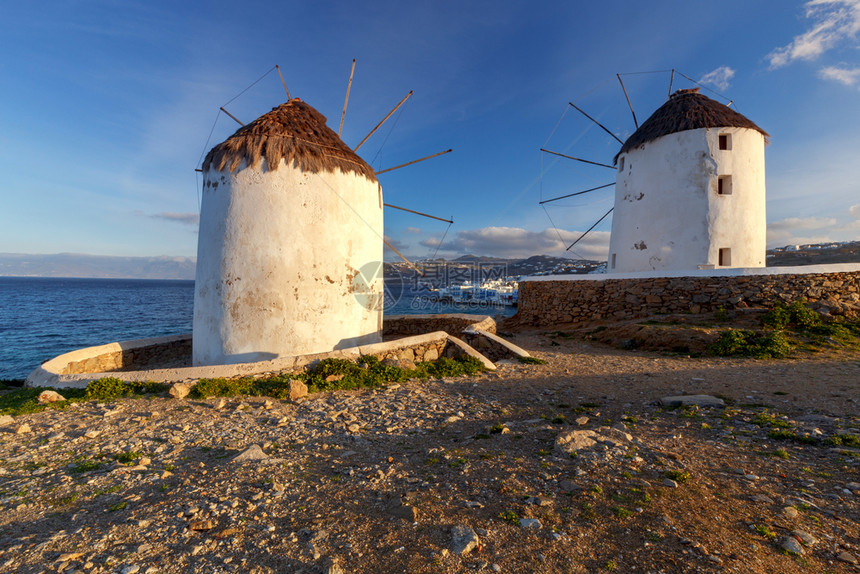 城市上山丘的白色风车米科诺斯希腊乔拉古老的风车图片