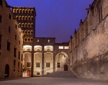 圣十字和尤拉利亚大教堂西班牙巴塞罗那清晨大教堂图片