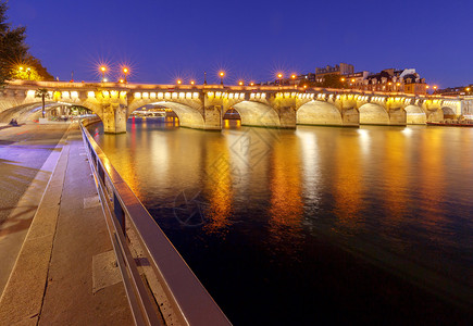 巴黎法国晚上的新桥图片