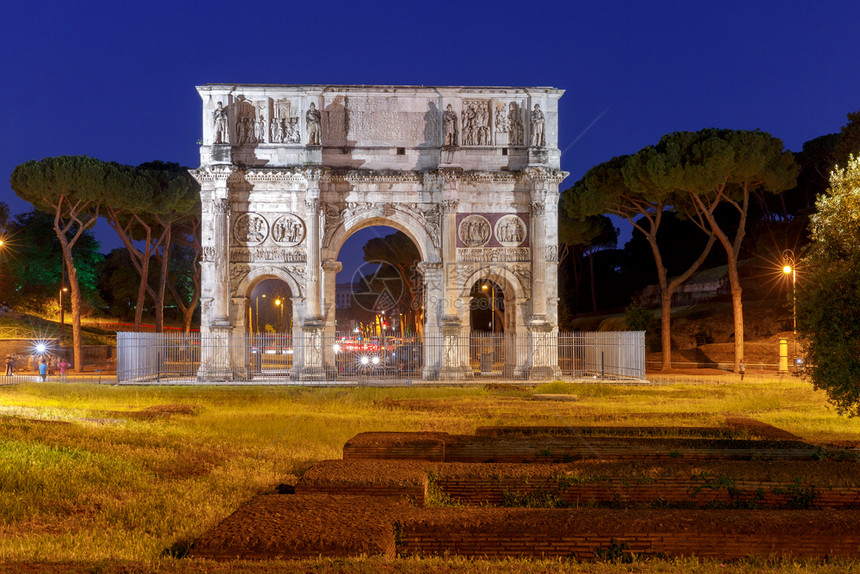 意大利罗马君士坦丁胜利拱门的夜景图片