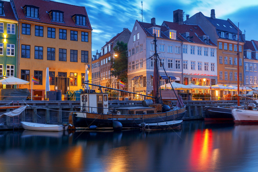 丹麦Nyhavn运河沿线的古老中世纪房屋和船只的多色外观哥本哈根Nyhavn频道在黎明图片