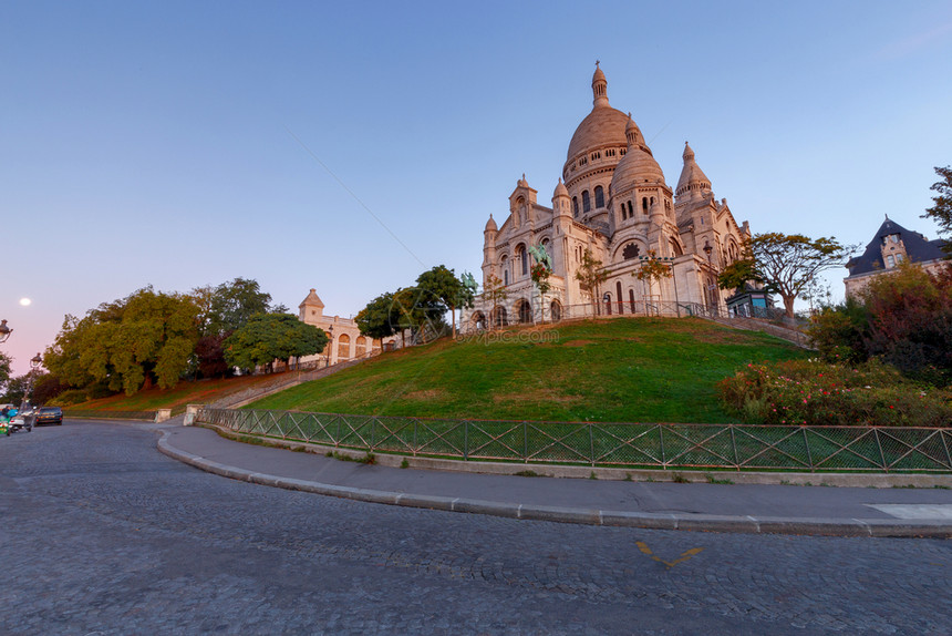 清晨蒙马特尔山丘的圣骨大教堂巴黎法国圣骨大教堂清晨图片