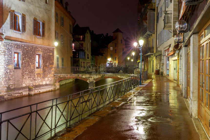 运河和古老城市的中世纪房屋外表安妮西法国老城图片