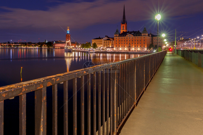 瑞典斯德哥尔摩日落时市银行图片
