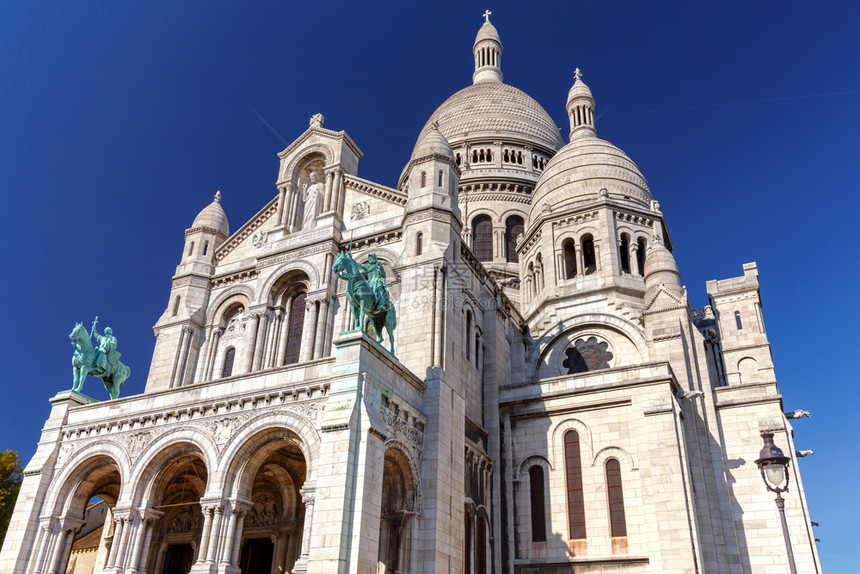 清晨蒙马特尔山丘的圣骨大教堂巴黎法国圣骨大教堂清晨图片