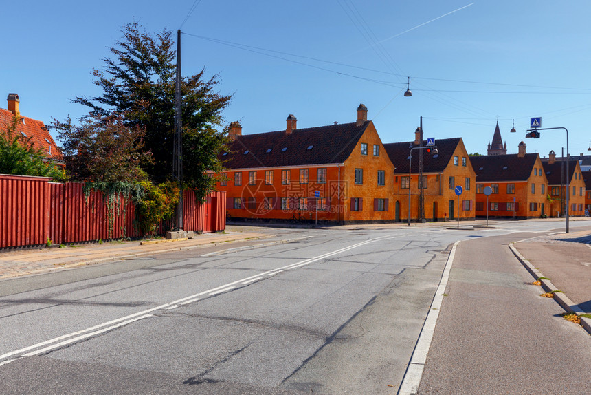 在著名的Nyboder区丹麦哥本哈根Nyboder区旧的橙色房屋图片