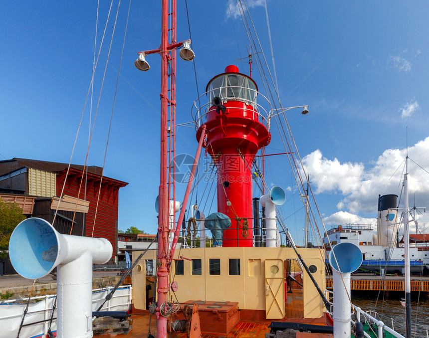 斯德哥尔摩港口的红船灯塔瑞典斯德哥尔摩船灯塔图片
