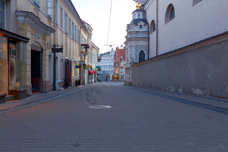 古老的中世纪城门在黎明维尔纽斯拉脱亚旧的城门在黎明图片