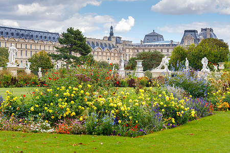 雕塑和花床位于图里尔庄园巴黎法国图里尔庄园高清图片