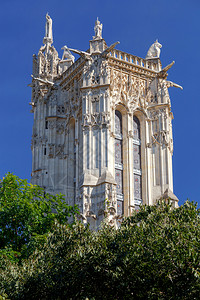 阳光明媚的日子里圣雅克古老的石塔尽收眼底巴黎法国巴黎圣雅克塔图片