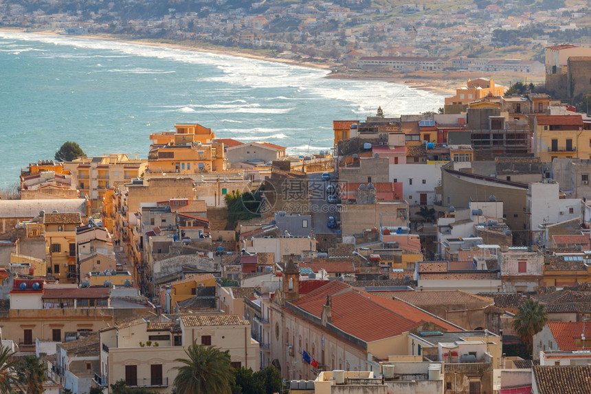 CastellammaredelGolfo市的空中景象在阳光明媚的一天意大利西里图片