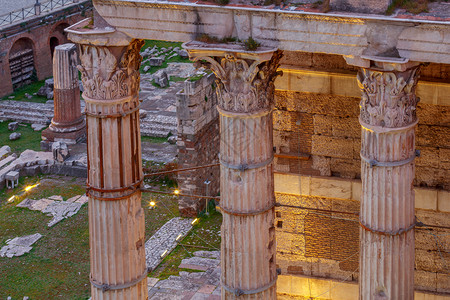 夜光中古董柱子的景象特拉扬论坛罗马意大利旧城景象图片