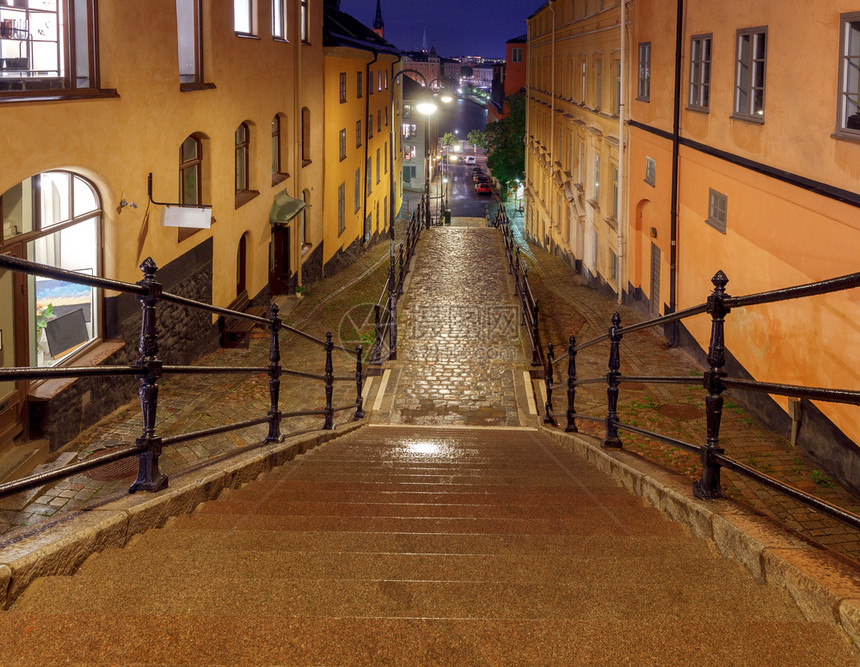 旧的中世纪传统街道在夜间照明斯德哥尔摩瑞典旧的街道在夜间图片