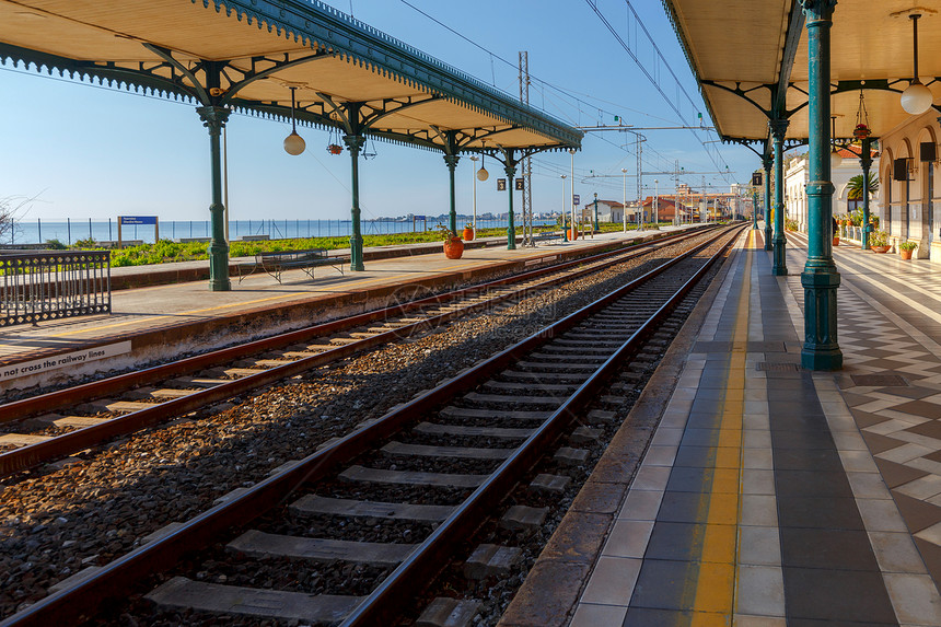 在阳光明媚的早晨看到火车站的平台塔米纳西里意大利陶米纳火车站图片
