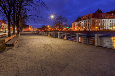 日落时夜灯下的城市堤坝日落时的城市堤坝沃克拉夫波兰图片