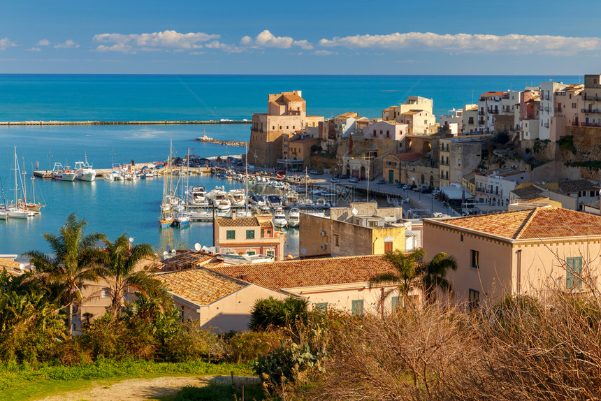 CastellammaredelGolfo市的空中景象在阳光明媚的一天意大利西里图片