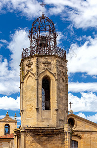 在阳光明媚的法国普罗旺斯的艾克圣灵古教堂的钟楼图片