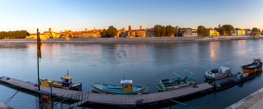 城市堤岸全景以及日落时城古老的历史部分Arles普罗旺斯法国Arles城市潮流全景和日落时城图片