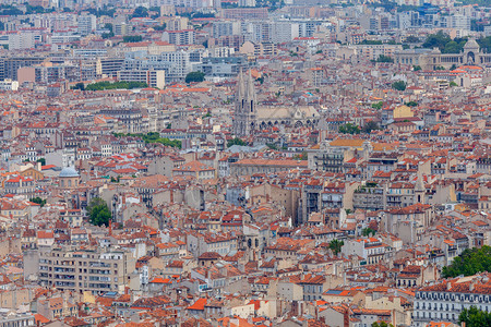 法国马赛阳光明媚的城市空中景象图片