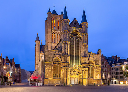 圣尼古拉教堂在夜光下根特比利时圣尼古拉教堂在黎明图片