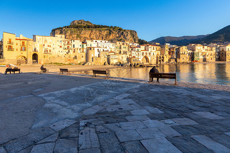 这座城市在日落时段的历史中世纪景象意大利西里法鲁海边的里老渔村图片