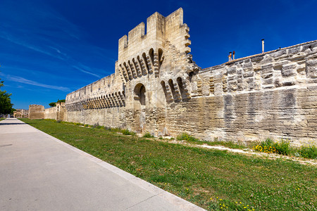 城市周围的旧中世纪堡垒墙阿维尼翁普罗旺斯法国城周围的旧堡垒墙图片