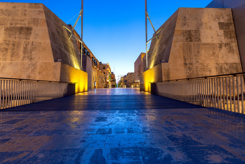 瓦莱塔的主要中心街道夜间照明街马耳他瓦莱塔城门和共国街黎明图片