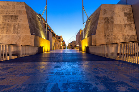 瓦莱塔的主要中心街道夜间照明街马耳他瓦莱塔城门和共国街黎明图片