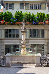 苏黎世瑞士旧城广场的饮用水库图片