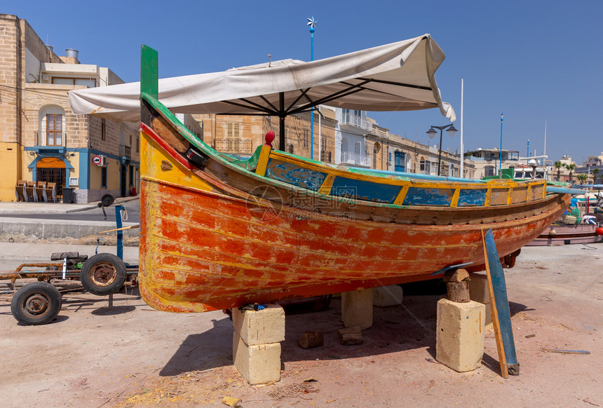 马萨克斯洛耳他传统船只卢祖在老港口图片