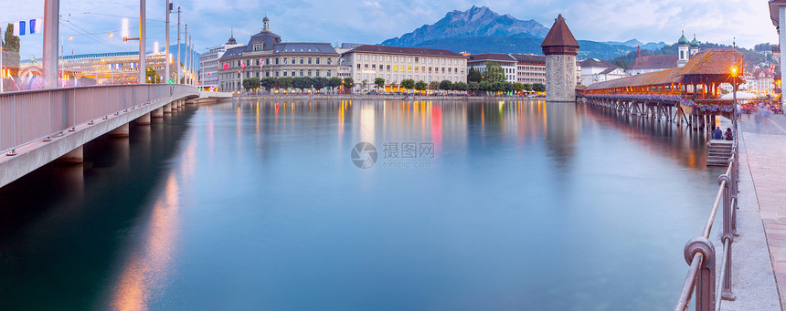 礼拜堂全景Kapellbrucke桥日出时灯光中的瓦西图姆塔Lucerne瑞士卢塞恩Panorama著名的礼拜堂Kapellbr图片