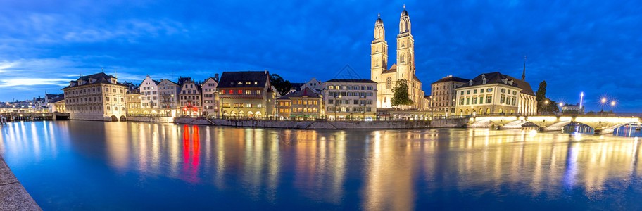夜间照明的教堂大主和城市堤岸全景苏黎世瑞士城市堤岸全景日落时教堂大主图片