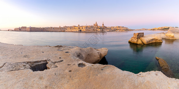 古城和海湾的景象白莱塔马耳他全景城市和海湾的景象清晨图片