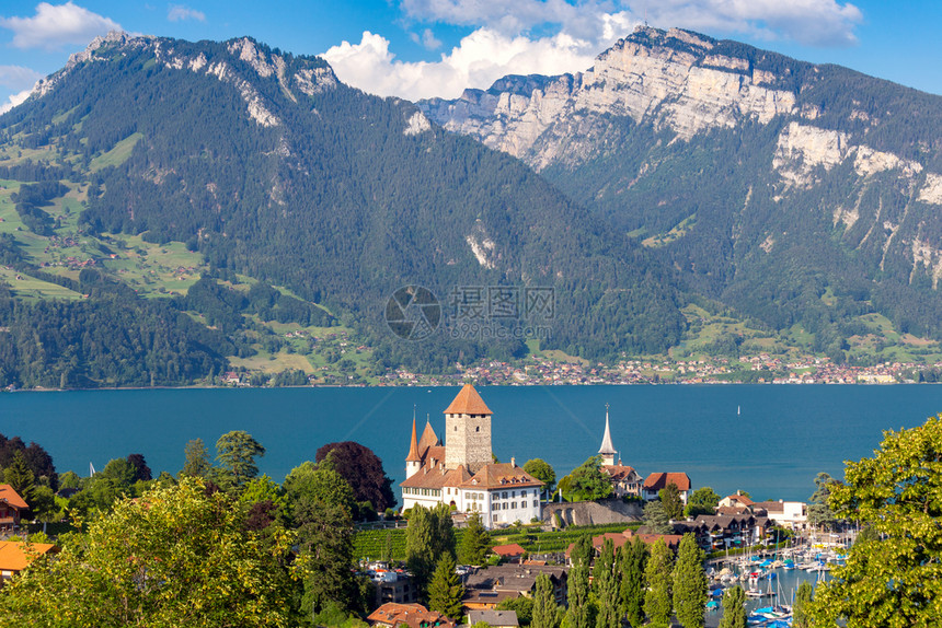 瑞士图恩湖岸边典型的瑞士村Spiez图恩湖附近传统的高山村Spiez图片