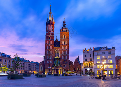波兰克拉科夫圣玛丽教堂和市场广图片