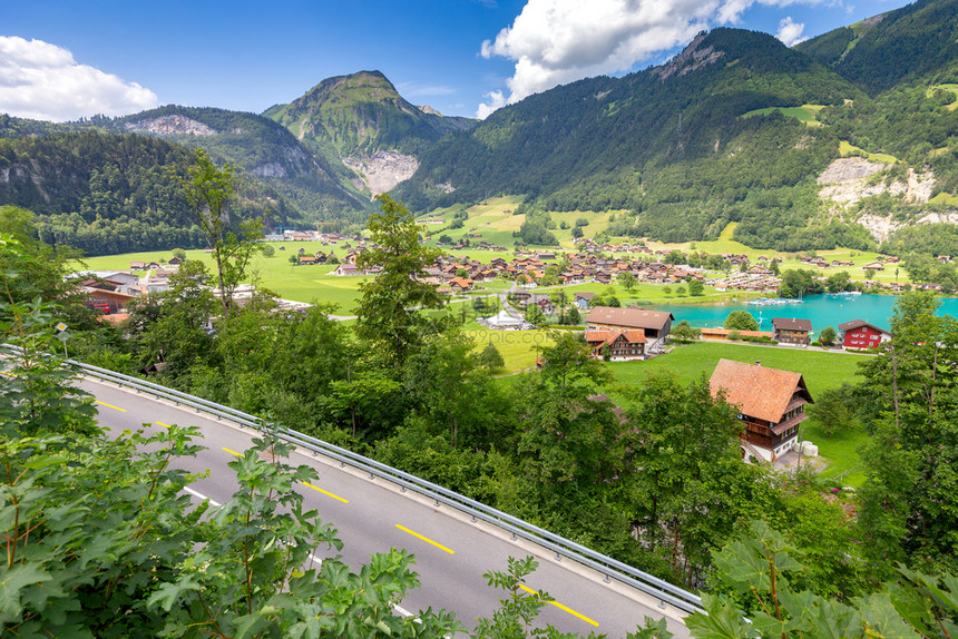 在阳光明媚的一天对传统中世纪阿尔卑斯山村的景象瑞士隆格伦苏威斯阿尔卑山的老中世纪村图片