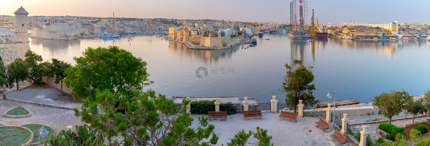 城市景色全日出时海湾马耳他瓦莱塔城市和海湾的全景清晨图片