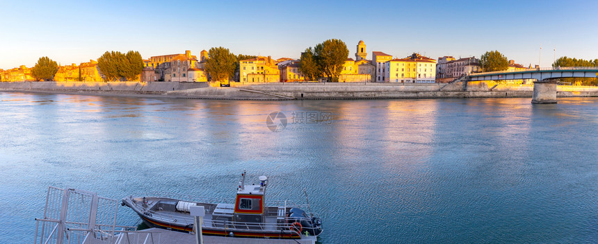 城市堤岸全景以及日落时城古老的历史部分Arles普罗旺斯法国Arles城市潮流全景和日落时城图片