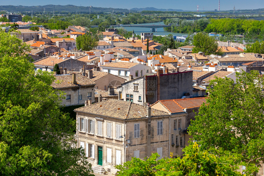 法国阿维尼翁普罗旺斯阿维尼翁城市的景象阳光明媚的天气图片