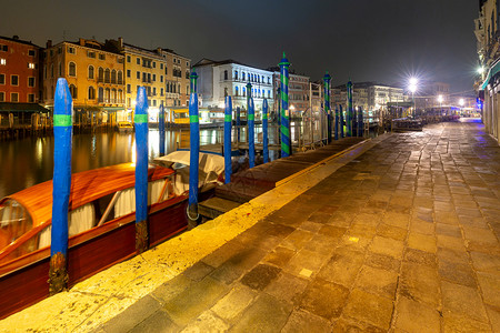 大运河和城市的景色在日落时夜光下威尼斯意大利运河日落时的大运河图片