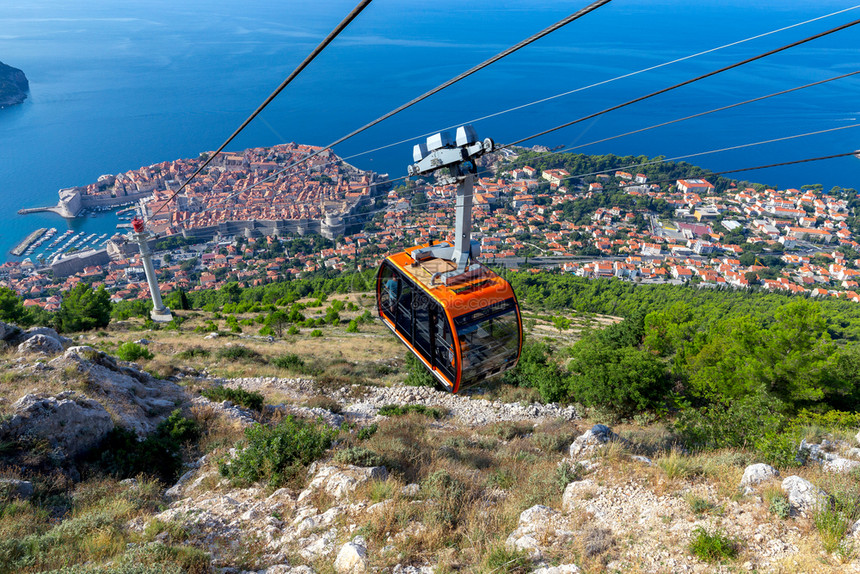 在阳光明媚的清晨从山上登出空中城市景象有线车Dubrovnik克罗地亚杜布夫尼克从山顶登出Dubrovnik的空中景象图片