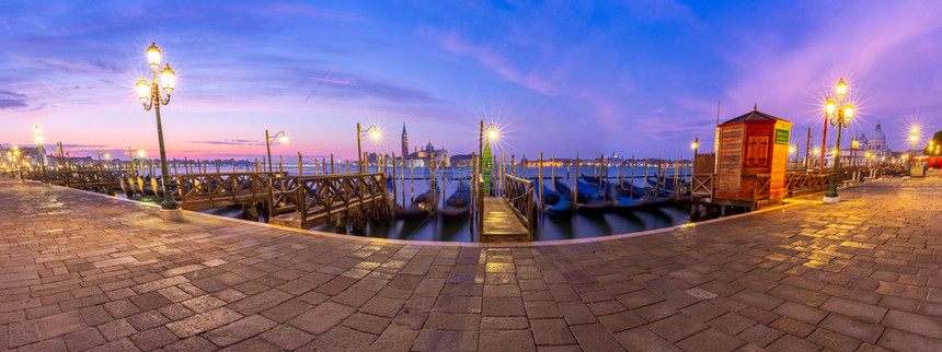 黎明时分威尼斯环礁湖和圣乔治岛的全景威尼斯意大利黎明时分威尼斯环礁湖的全景图片