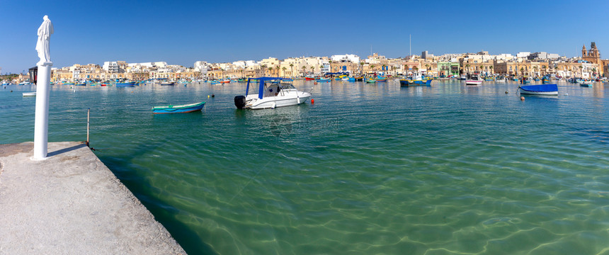 海湾渔船和马耳他Marsaxlokk村的全景港口和Massashlokk村的马萨克斯洛村图片