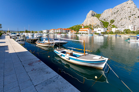 克罗地亚奥米斯旧渔港在阳光明媚的一天高清图片