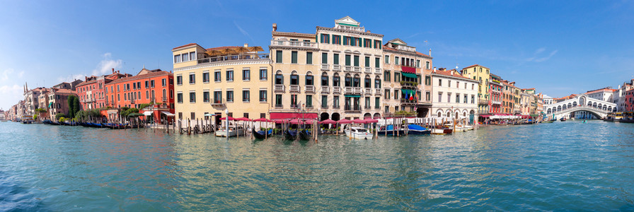 在阳光明媚的一天大运河和中世纪房屋的外观全景威尼斯意大利运河全景图片