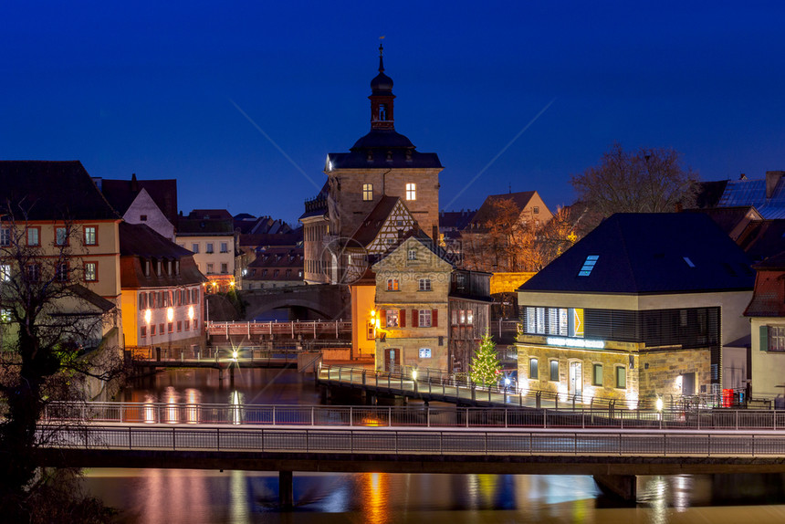 日落时在运河上的老中世纪房子德国班伯格巴伐利亚班伯格夜间照明的老城图片