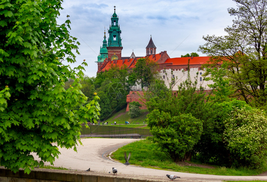 古城的塔和堡垒墙克拉科夫波兰老城的塔图片