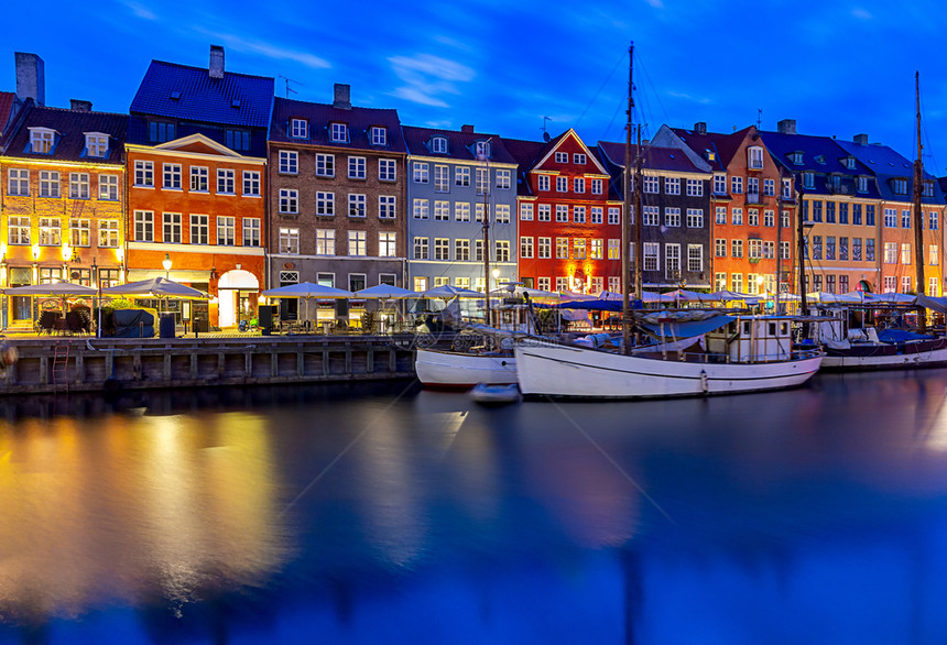 丹麦Nyhavn运河沿线的古老中世纪房屋和船只的多色外观哥本哈根Nyhavn频道在黎明图片